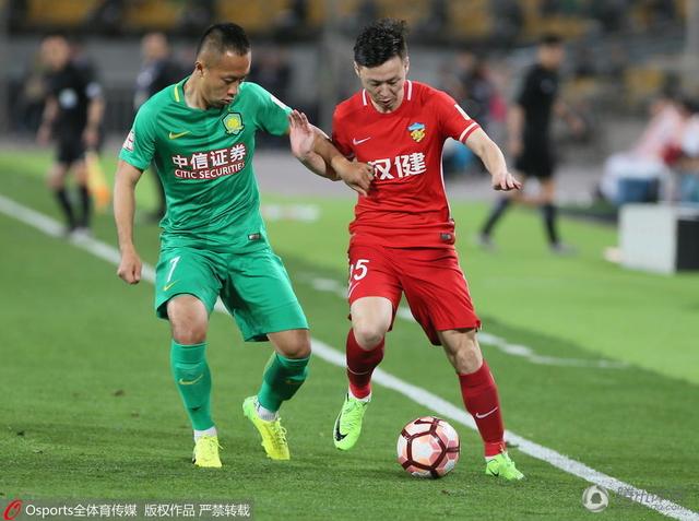 她认为AI能通过将纹样变为壁纸、非遗音乐融合电音等方式，把古老文化转化为年轻人乐用的“社交货币”与“生活美学”，以趣味性和低门槛建立情感连接，让青年一代成为非遗的“潮流玩家”和“自来水”。