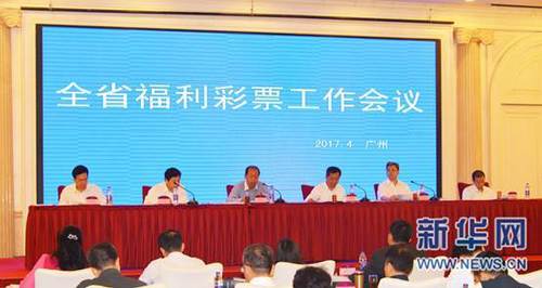 主演Angelababy、邓伦、朱一龙均被拍下戏中职业装造型，三人剧中关系成为网友讨论的话题。