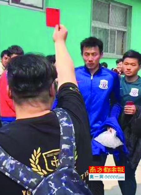 坎蒂丝·斯瓦内普尔、卡拉·迪瓦伊等一众维密超模亮相T台，坎蒂丝更是穿着传说中的天价内衣出场。