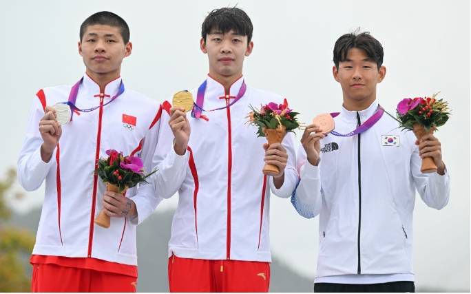影片发布一组角色剧照，并同步曝光演员阵容，在杭州的湖光山色中，正上演这场关于“爱和美味”的温暖故事。