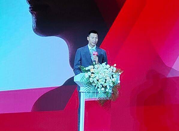 GaGa换多套造型登台，与裸身猛男抱住玩下腰，身姿柔软。