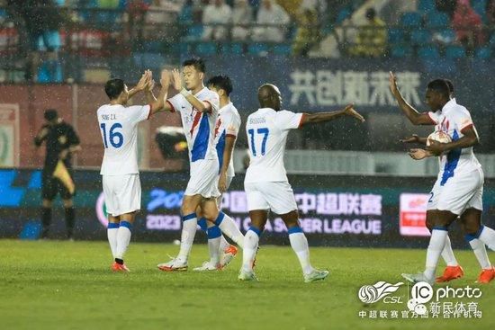 导演史成业、王瑞新携主演闫妮、王砚辉、张逸杰、翟潇闻、李春嫒、戴燕妮、秦牛正威等主创亮相开机仪式现场。