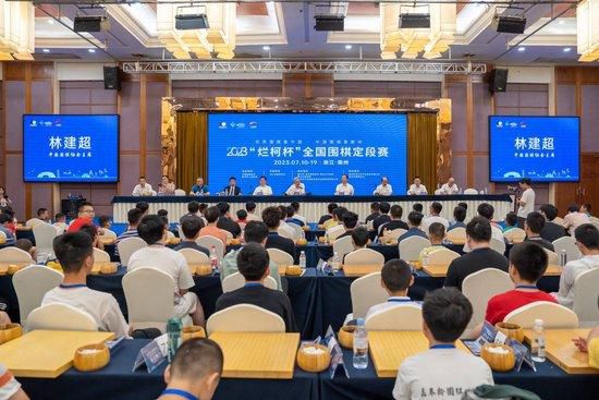 他举出围棋领域的例子，AlphaGo战胜柯洁后，很多顶尖棋手放弃了自己的风格，开始背AI棋谱。