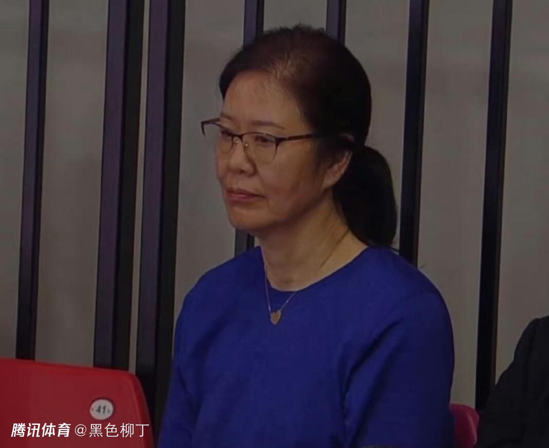 朱莉一身休闲打扮半裸纹身美背，并与影片工作人员交流拍摄细节。