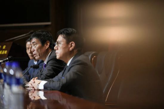 一种半真半假，可进可退的处世方式，一种得意忘形，失意同样也能忘形的生活面貌。
