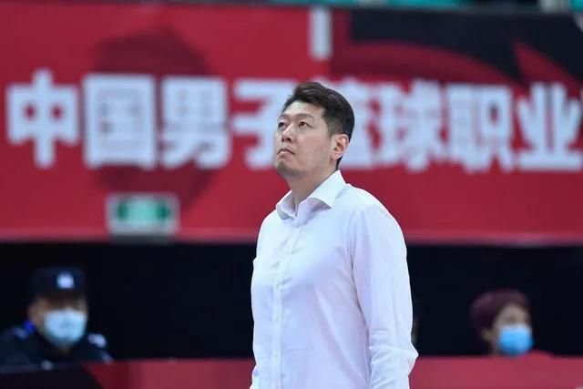 于八九十年代乃至世纪初的城市中成长的孩子记忆中或许总有一座带着旋转餐厅的高楼。