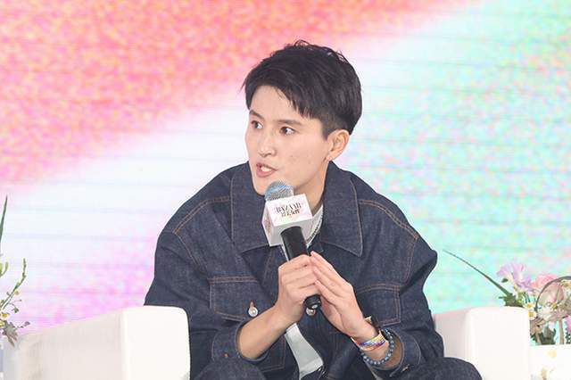 詹妮弗：哦，那太可笑了 离婚16年！