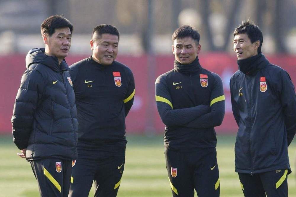 手拿牛仔帽率性利索见路人报以亲切微笑。