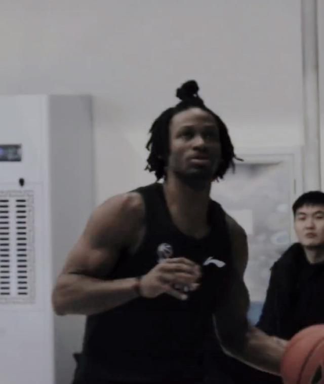 ”电影《没问题》以轻喜剧的外壳包裹着深刻的现实议题，通过梁龙等主创的精彩演绎，让观众在笑声中反思代际关系的本质。
