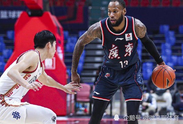 ”拍《中国合伙人》时，陈可辛透露原本给黄晓明安排的是另一个角色，但黄晓明坚持要演“成东青”，通过造型改造，他彻底打破自己的形象，成功说服导演，获得心仪的角色。