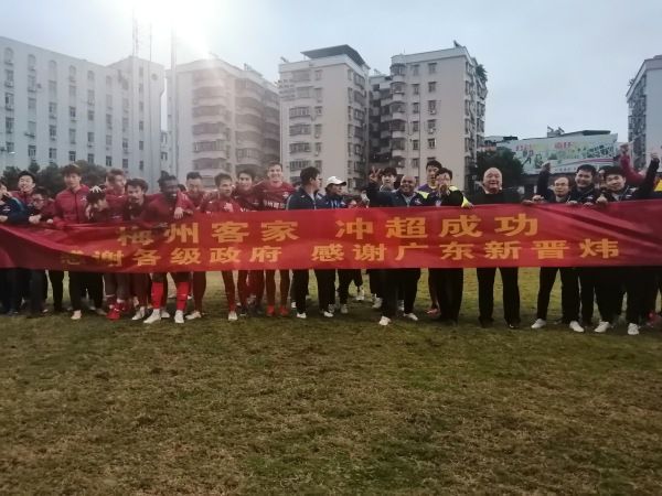 凯特·布兰切特出席电影《塔尔》澳大利亚放映活动 2022-11-16 近日，演员凯特·布兰切特出席电影《塔尔》在澳大利亚举行的特别放映活动，一袭红衣显得十分的干练洒脱。