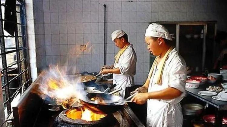 她在途中受到狂迷追捧，向她索要签名合影，她大方答应一一签名毫无架子。