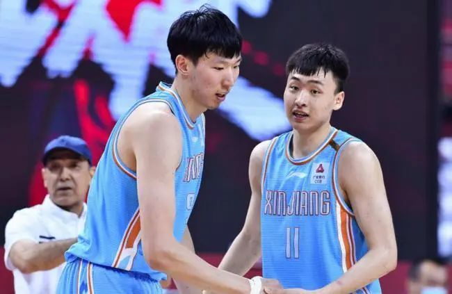 在小提琴激烈的伴奏之下，整个故事显得悬疑丛生。
