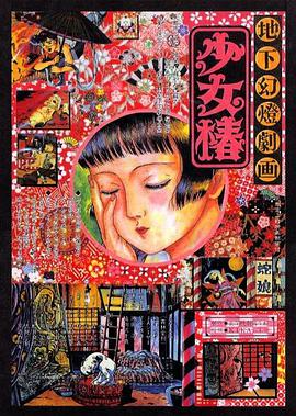 照片中，她身着白色衬衫和黑色过膝裙，背着黑色双肩包，身形消瘦，素面朝天清爽似学生，露出笑容灿烂，感染力十足。