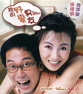 当天，易烊千玺身穿蓝色衬衣佩戴红领巾，走进校园，和系着红领巾的少先队员一起表演，仿佛回到青葱岁月。