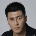视频中造型师正在为罗晋整理发型，罗晋自己也帮旁边的女助理整理了帽子。