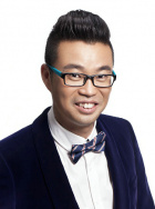 李敏镐亮相上海自曝时间不够用 希望在中国买房 2014-03-17 3月17日，韩国当红偶像李敏镐在上海为某品牌展台，一身黑西装亮相的他全程微笑，频频向台下观众招手。