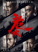 看似瘦弱的“小绵羊”竟然练出了结实的胸肌和八块腹肌，肌肉线条清晰，人鱼线也依稀可见。