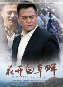 蕾妮·齐薇格单肩裙面容显苍老，和男友道尔·布莱姆豪尔牵手大秀恩爱。