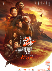 镜头需要带有一定的运动感，有一种随行跟拍的质感，也让观众真实地“感受到速度”。