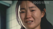 照片中，林允颠覆其青春活力的荧幕形象，成功演绎成熟冷艳的高贵气质，眼神魅惑中展现其希腊雕塑感十足的知性魅力。