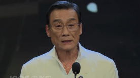 13日晚，姚晨在微博晒出一组和儿子的自拍，“不服”网友称儿子更像曹郁的她力证儿子笑起来嘴角的弧度和自己一样。