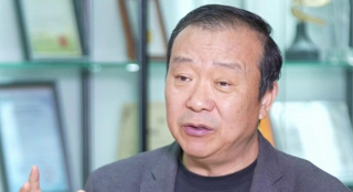 下车后，在学校工作人员的陪同下进入A楼准 温斯莱特全裸美背秀丰腴体态 惊艳登4月号双刊 2011-03-11 日曝光，她体态丰腴的她全裸玉背，只用毛毯裹身慵懒而迷人，镜头中更出现整个后背的诱人景象，整支广告都散发着销魂的性感。