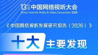 LV包的她女王气场十足，红色的包鲜艳夺目，与她的红唇相映衬。